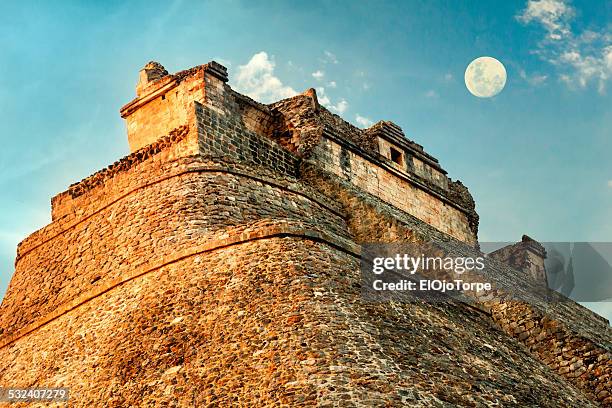 magician pyramid and full moon, uxmal, mexico - pyramid of the moon - fotografias e filmes do acervo