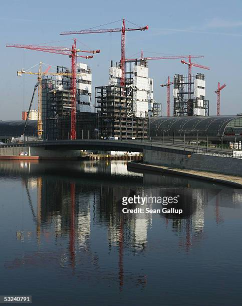 Cranes hover over the Lehrter Bahnhof railway station, under construction July 15, 2005 in the capital's Mitte district in Berlin, Germany. The...