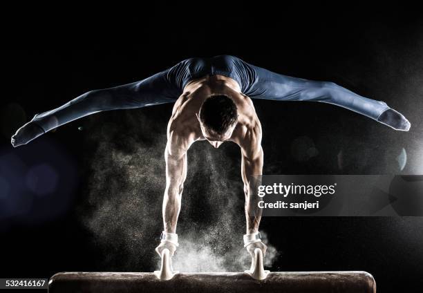 homme gymnaste en équilibre sur les mains sur un cheval-d'arçons - gymnastique artistique photos et images de collection