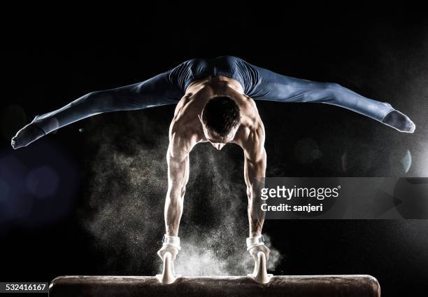 maschio ginnasta facendo verticale su cavallo a maniglie - perfezione foto e immagini stock