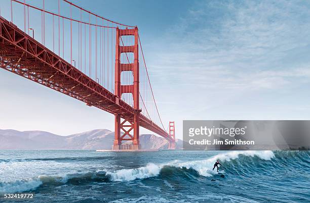 golden gate surfer - california stock-fotos und bilder