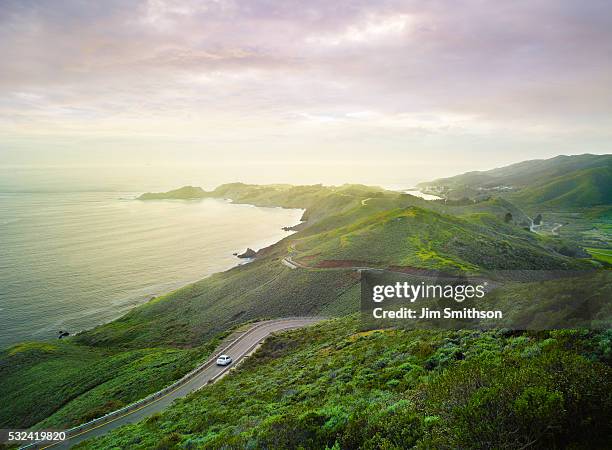 coastal road through rolling hills - noordelijk californië stockfoto's en -beelden