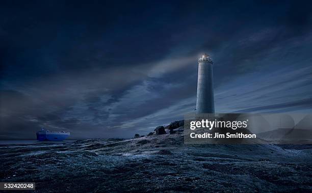 lighthouse at night - farol imagens e fotografias de stock