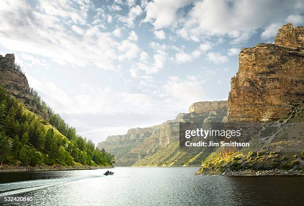 boating in mountain landscape - desfiladeiro - fotografias e filmes do acervo