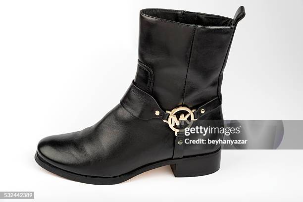 bota de cuero negro - marca de diseñador fotografías e imágenes de stock