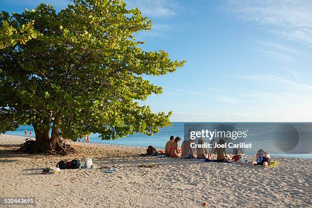 pessoas na praia ancon de trinidad, cuba - playa ancon cuba imagens e fotografias de stock