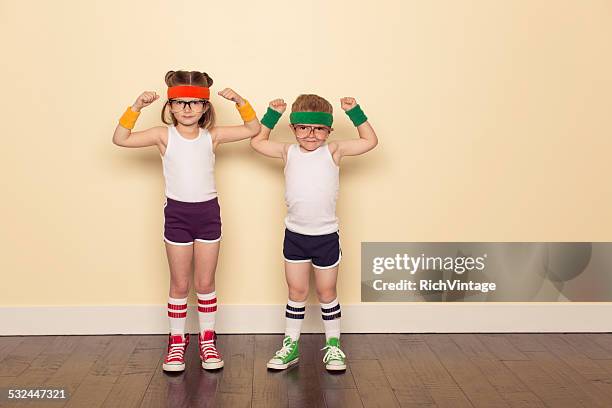 ejercicios amigos flexionar los músculos - flexionar los músculos fotografías e imágenes de stock