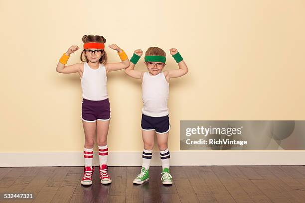 allenamento amici flettere i muscoli - children sport foto e immagini stock