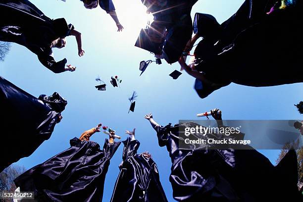college graduates throwing caps - formatura - fotografias e filmes do acervo