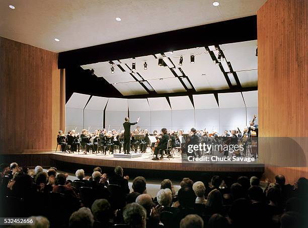 symphony performing onstage - concierto de música clásica fotografías e imágenes de stock