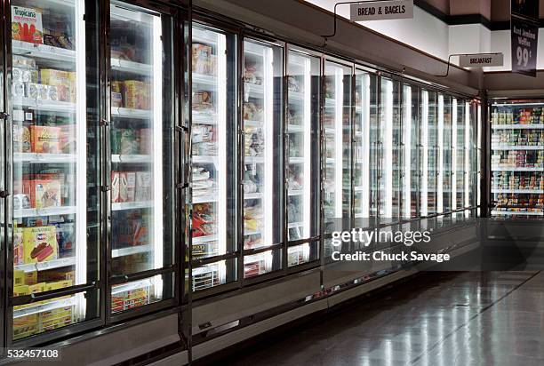 froozen foods in a supermarket - frys bildbanksfoton och bilder
