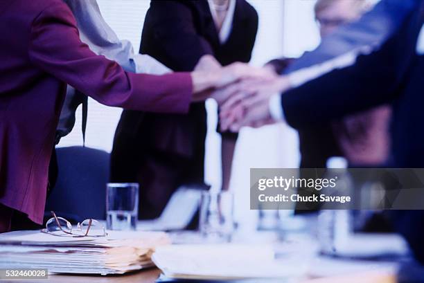 business deal - flouté photos et images de collection