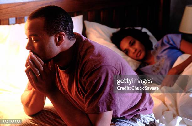 marital problems - black couple married fotografías e imágenes de stock