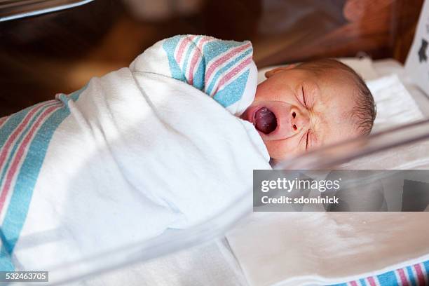 bocejar newborn baby boy - manta de bebé imagens e fotografias de stock