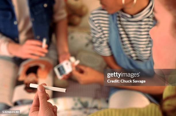 children smoking - tobacco product fotografías e imágenes de stock