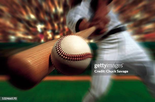 batter hitting homerun - béisbol fotografías e imágenes de stock