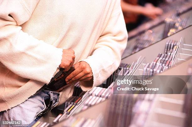 shoplifter in action - stehlen verbrechen stock-fotos und bilder
