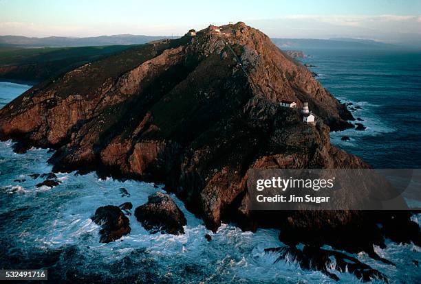 cliffs and point bonita lighthouse - bucht-von-san-francisco stock-fotos und bilder