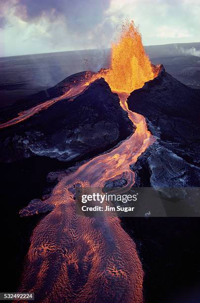 kilauea volcano erupting - big island volcano national park stock pictures, royalty-free photos & images