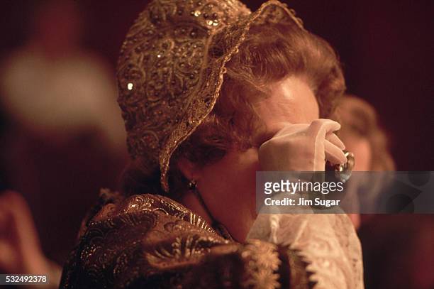 woman at opera using binoculars - vienna state opera 個照片及圖片檔