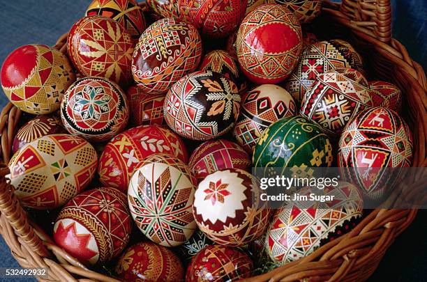 basket of ukrainian easter eggs - pisanka photos et images de collection