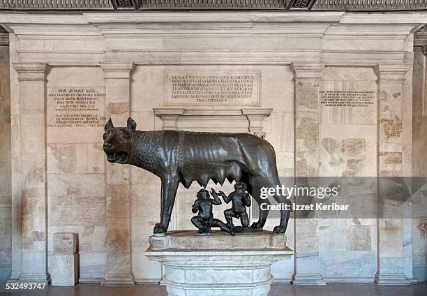 remus romulus and female wolf sculpture, rome - remus and romulus - fotografias e filmes do acervo