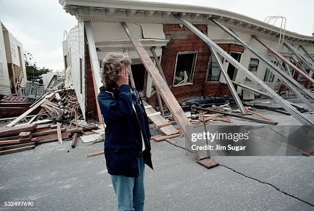 earthquake victim surveying damage - loma prieta earthquake stockfoto's en -beelden