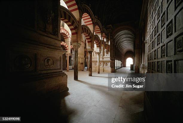 arches and hall in alhambra - alhambra stock-fotos und bilder