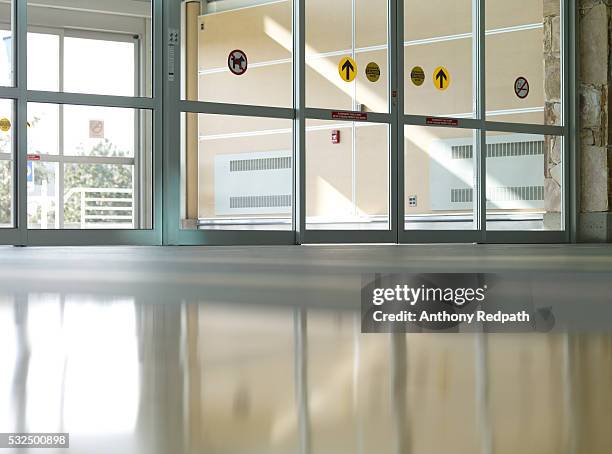 empty airport, view of sliding door - sliding door - fotografias e filmes do acervo