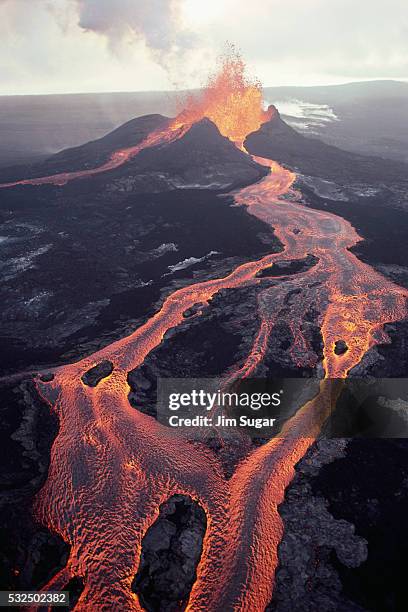 puu oo crater erupting - kīlauea volcano fotografías e imágenes de stock