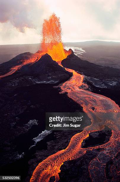 kilauea volcano erupting - big island volcano national park stock pictures, royalty-free photos & images