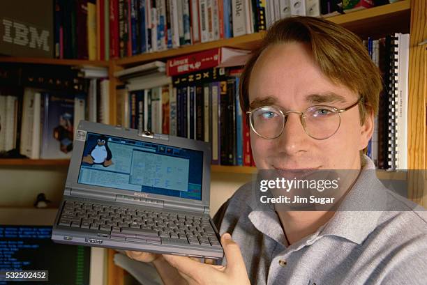 linus torvalds holding laptop computer - linus torvalds fotografías e imágenes de stock
