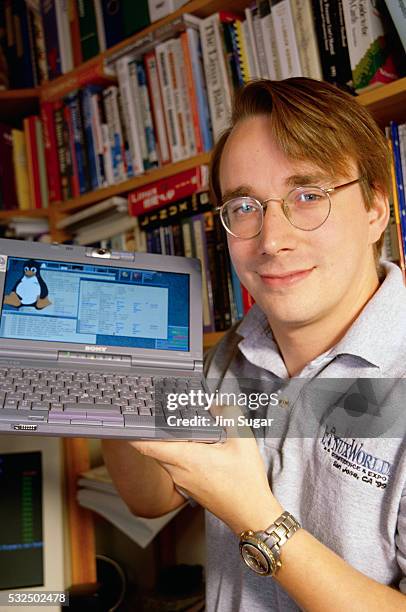linus torvalds holding laptop computer - linus torvalds fotografías e imágenes de stock