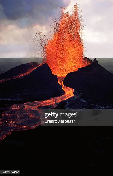 puu oo crater erupting - cinder cone volcano stock pictures, royalty-free photos & images