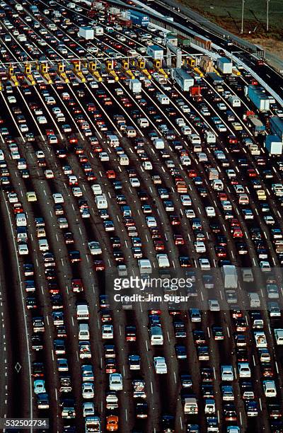 aerial view of a traffic jam - embotellamiento fotografías e imágenes de stock