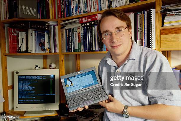 linux designer linus torvalds - linus torvalds fotografías e imágenes de stock