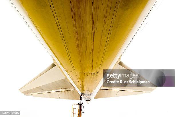 fueling airplane - aircraft refuelling stockfoto's en -beelden
