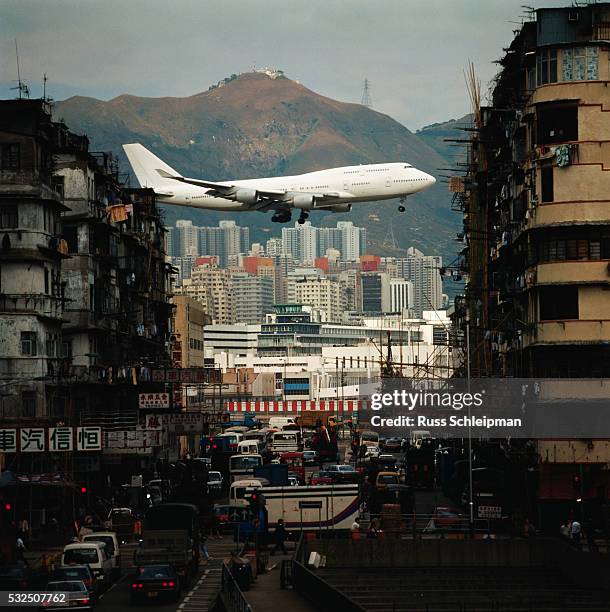 boeing 747 landing at kai tak airport - hong kong transport stock pictures, royalty-free photos & images