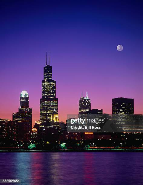 chicago skyline at twilight - sears stock pictures, royalty-free photos & images