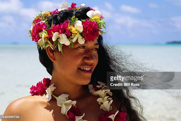 polynesian woman wearing flower leis - polynesie photos et images de collection