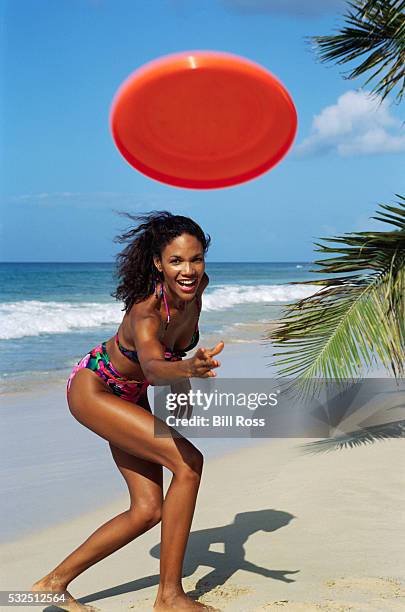 girl tossing a frisbee - frisbee fotografías e imágenes de stock