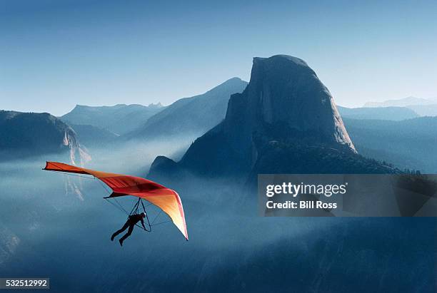 hang gliding over yosemite valley - abenteuer stock-fotos und bilder