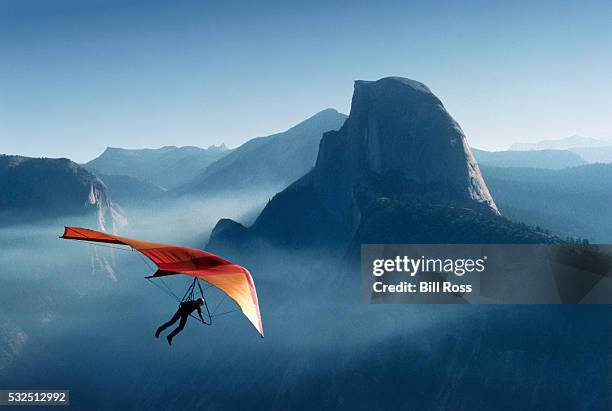 hang gliding over yosemite valley - desporto radical imagens e fotografias de stock