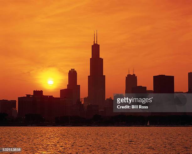 lakeshore buildings of chicago at sunset - willis tower fotografías e imágenes de stock