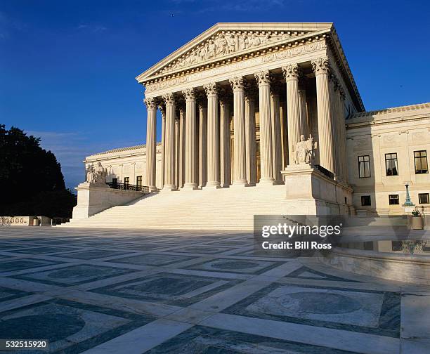 facade of the supreme court - gebouw van het amerikaans hooggerechtshof stockfoto's en -beelden