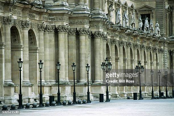 columns and lampposts of cour carree - le louvre photos et images de collection