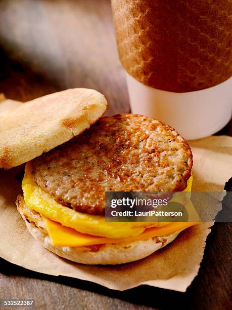 wurst und eier breakfast sandwich - breakfast to go stock-fotos und bilder