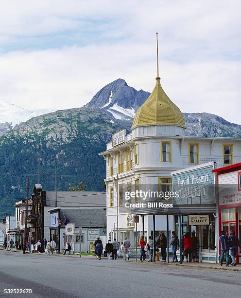 building on broadway street - skagway stock-fotos und bilder