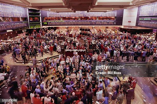 traders at the chicago board of trade - trading floor stock pictures, royalty-free photos & images