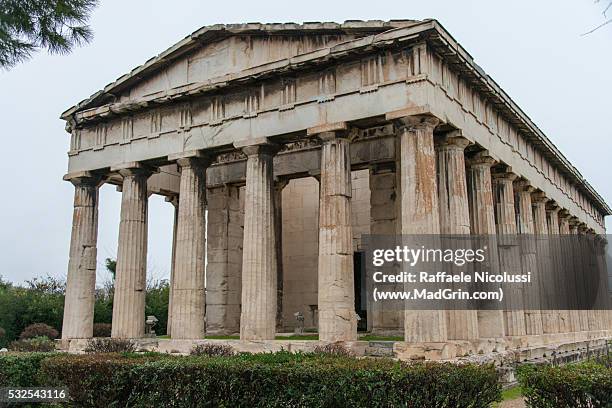 temple of hephaestus - atene fotografías e imágenes de stock